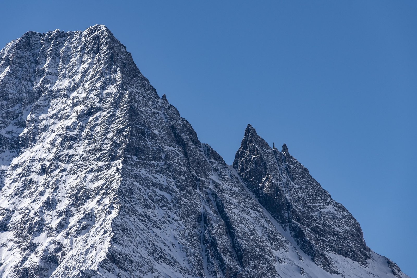 Schneebedeckte Bergspitze mit scharfen Felsen – Symbol für Klarheit und Zielstrebigkeit